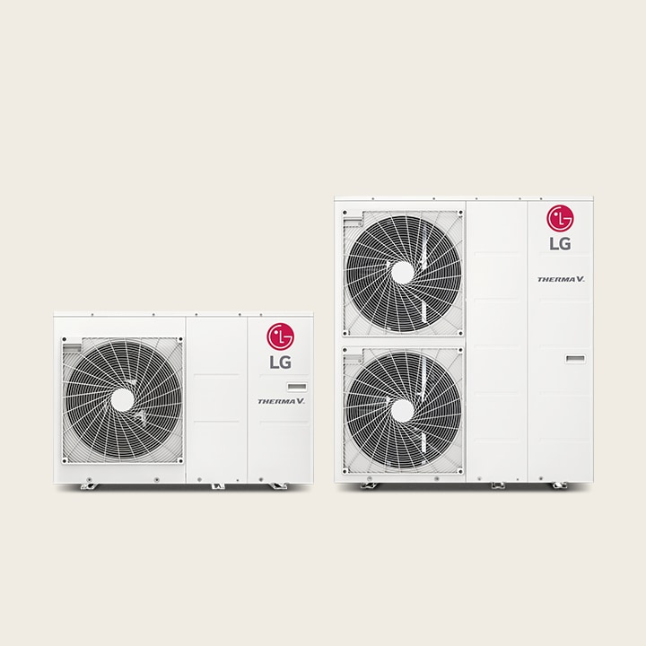 Zu sehen sind zwei LG Therma V Monobloc-Außengeräte. Ein kleines rechteckiges Gerät auf der linken Seite und ein größeres zweistöckiges Gerät auf der rechten Seite.