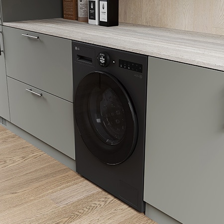 Die LG 13 kg Waschmaschine F4WX803YB in Matte Black, installiert in einer modernen Küche, um ihr schlankes, integriertes Design zu zeigen, mit Energieeffizienzklasse A-20%.