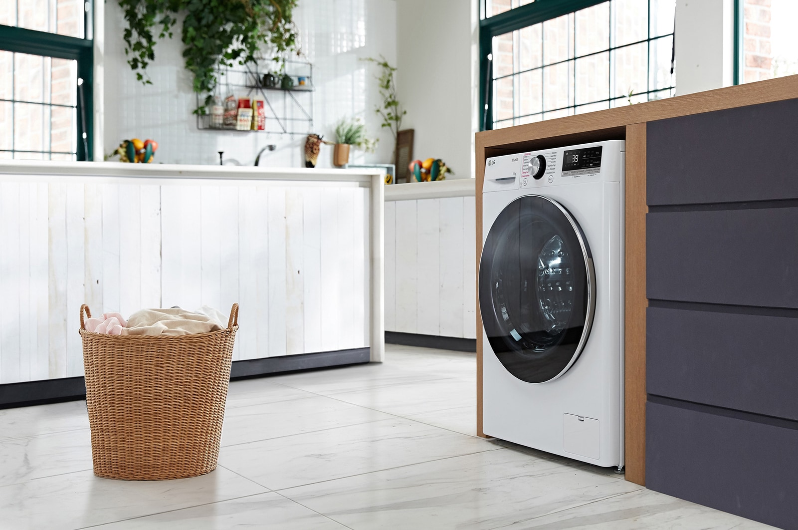 Die weiße LG 11 kg Waschmaschine F4W11A mit elegantem Design, installiert in einem modernen Waschraum, mit Energieeffizienzklasse A-10%.