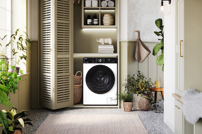 Die weiße LG 9 kg Waschmaschine F4WR709YP mit markantem schwarzem Bullaugenring, installiert in einem stilvollen, modernen Waschraum, mit Energieeffizienzklasse A-10%.