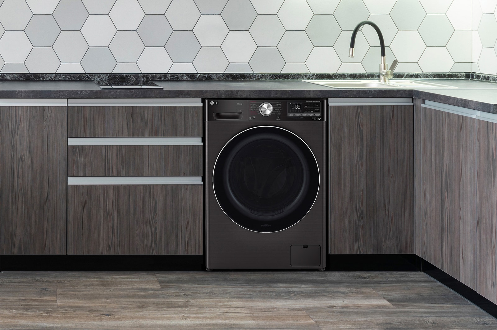 Der schwarze LG Waschtrockner V9WD128H2B (12kg Waschen/8kg Trocknen), sauber unter der Arbeitsplatte in einer modernen Küche installiert, mit Energieeffizienzklasse E.