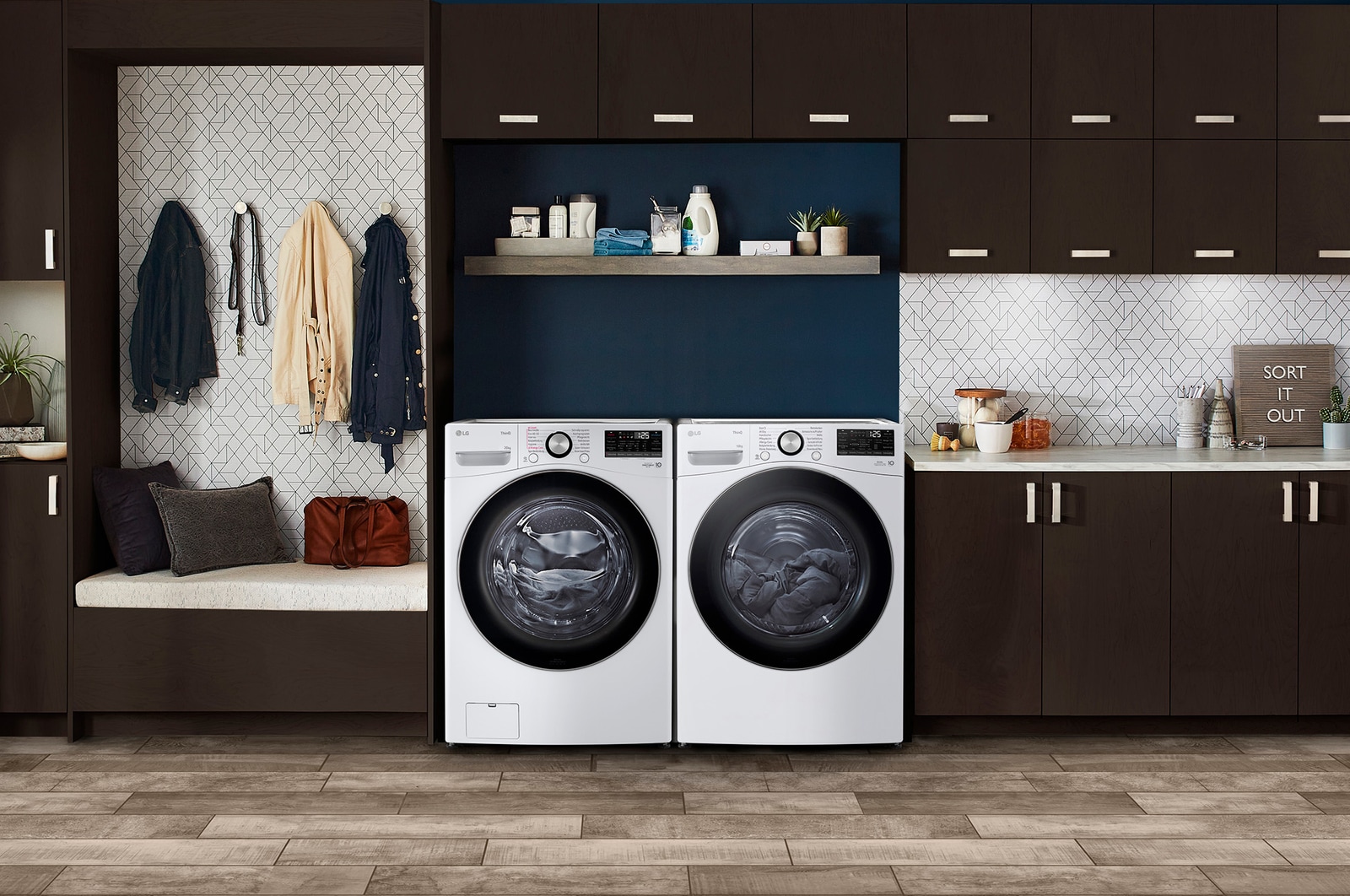 Der weiße LG Trockner RT18VT als Teil eines passenden Wasch-Sets, nebeneinander in einem modernen Waschraum installiert, mit Energieeffizienzklasse D.