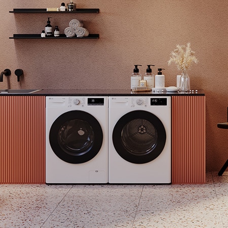 Der weiße LG 8 kg Trockner RT80V9C, als Paar neben einer passenden Waschmaschine in einem stilvollen, modernen Waschraum installiert, mit Energieeffizienzklasse C.