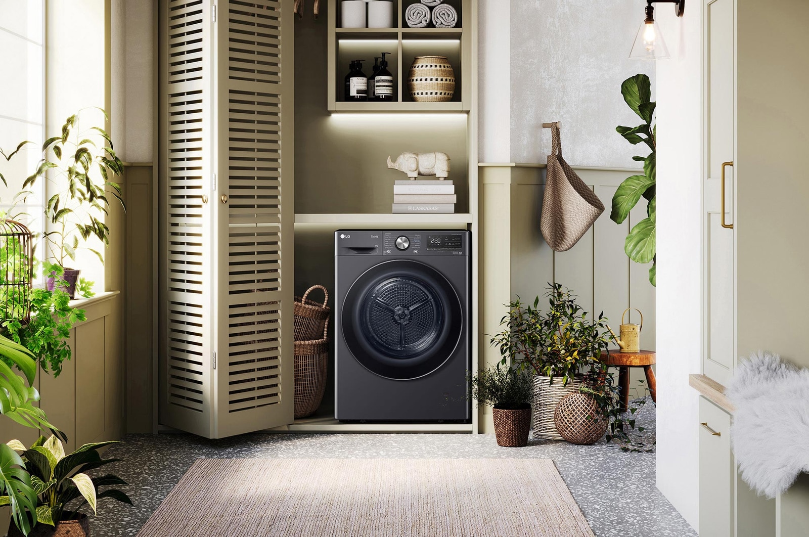 LG Trockner RT80V9B in Dunkelschwarz, elegant in einen hellgrünen Waschraum mit Holzakzenten und Pflanzen integriert.