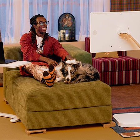 LG UltraFine 32U889SA-W Monitor zu Hause, flexibel einsetzbar im Wohnzimmer-Setup für Entertainment und komfortables Arbeiten im Alltag.