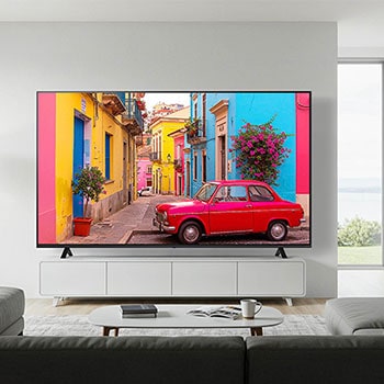Der LG NanoCell AI NANO82 4K Smart TV 2024, installiert in einem Wohnzimmer, zeigt Inhalte mit präziser Farbwiedergabe und hohem Kontrast.
