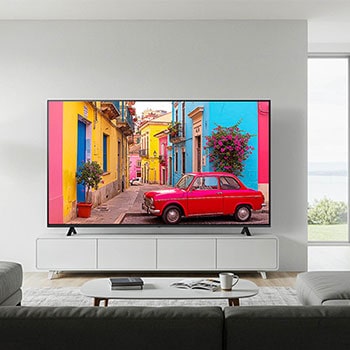 Der LG NanoCell AI NANO82 4K Smart TV 2024, installiert in einem Wohnzimmer, zeigt Inhalte mit präziser Farbwiedergabe und hohem Kontrast.