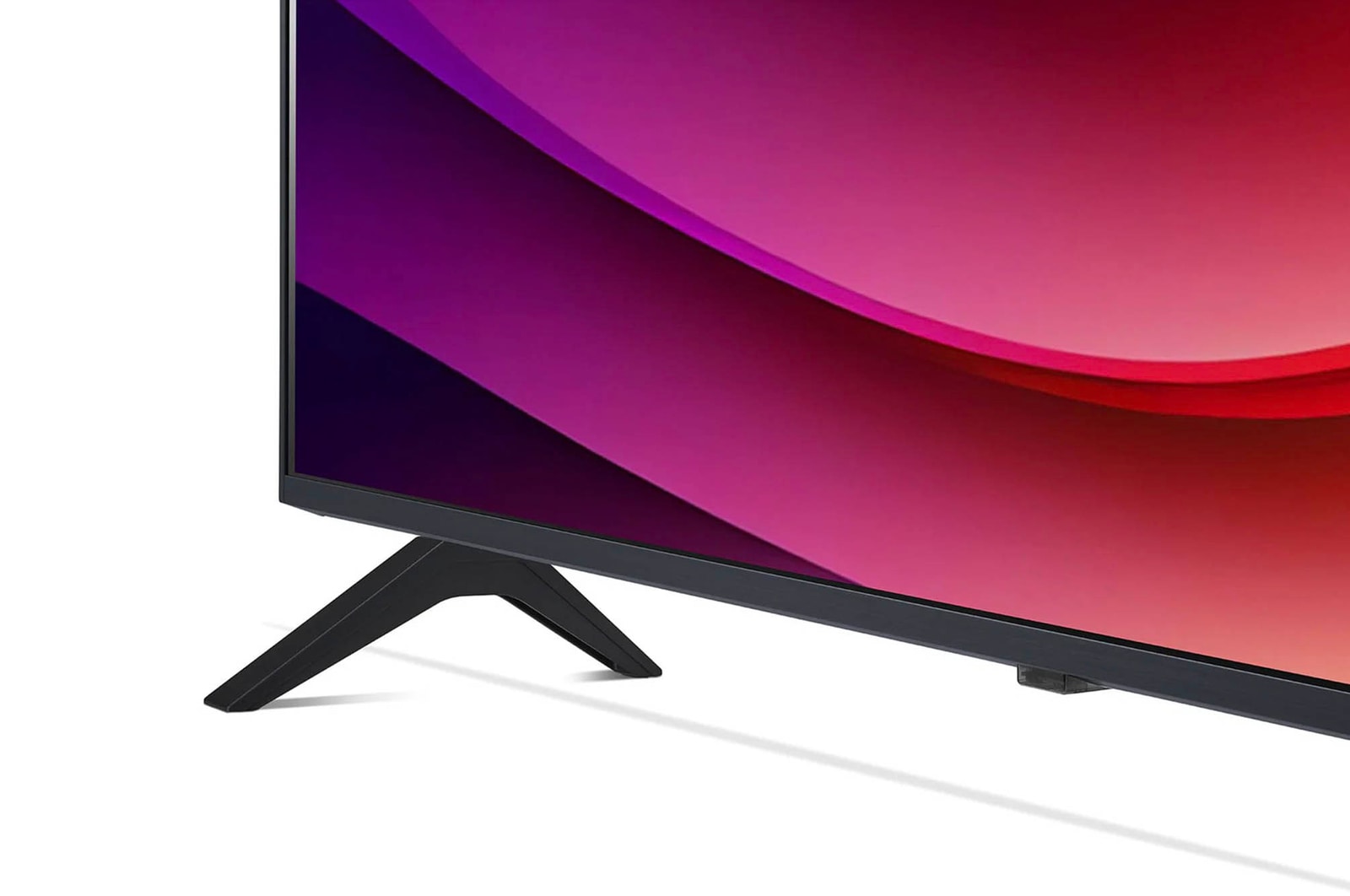 Detailansicht des Standfußes und unteren Bildschirmrahmens des LG NanoCell AI NANO82 4K Smart TV 2024.