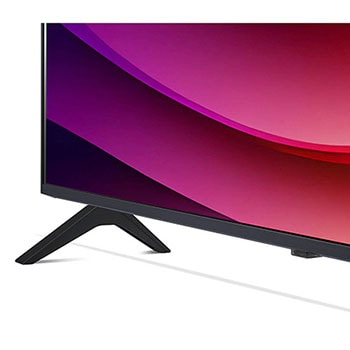 Detailansicht des Standfußes und unteren Bildschirmrahmens des LG NanoCell AI NANO82 4K Smart TV 2024.