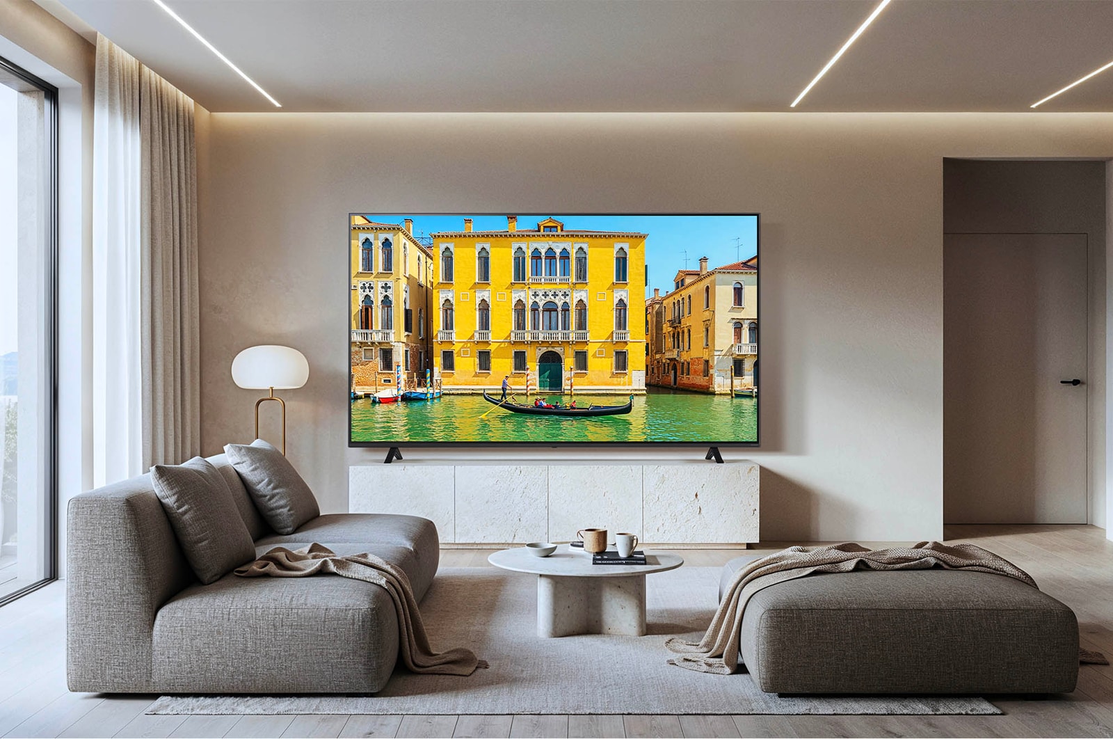 Der LG NanoCell AI NANO81 4K Smart TV, installiert in einem Wohnzimmer, verfügt über True Color Accuracy für präzise Farbwiedergabe und hohen Kontrast.