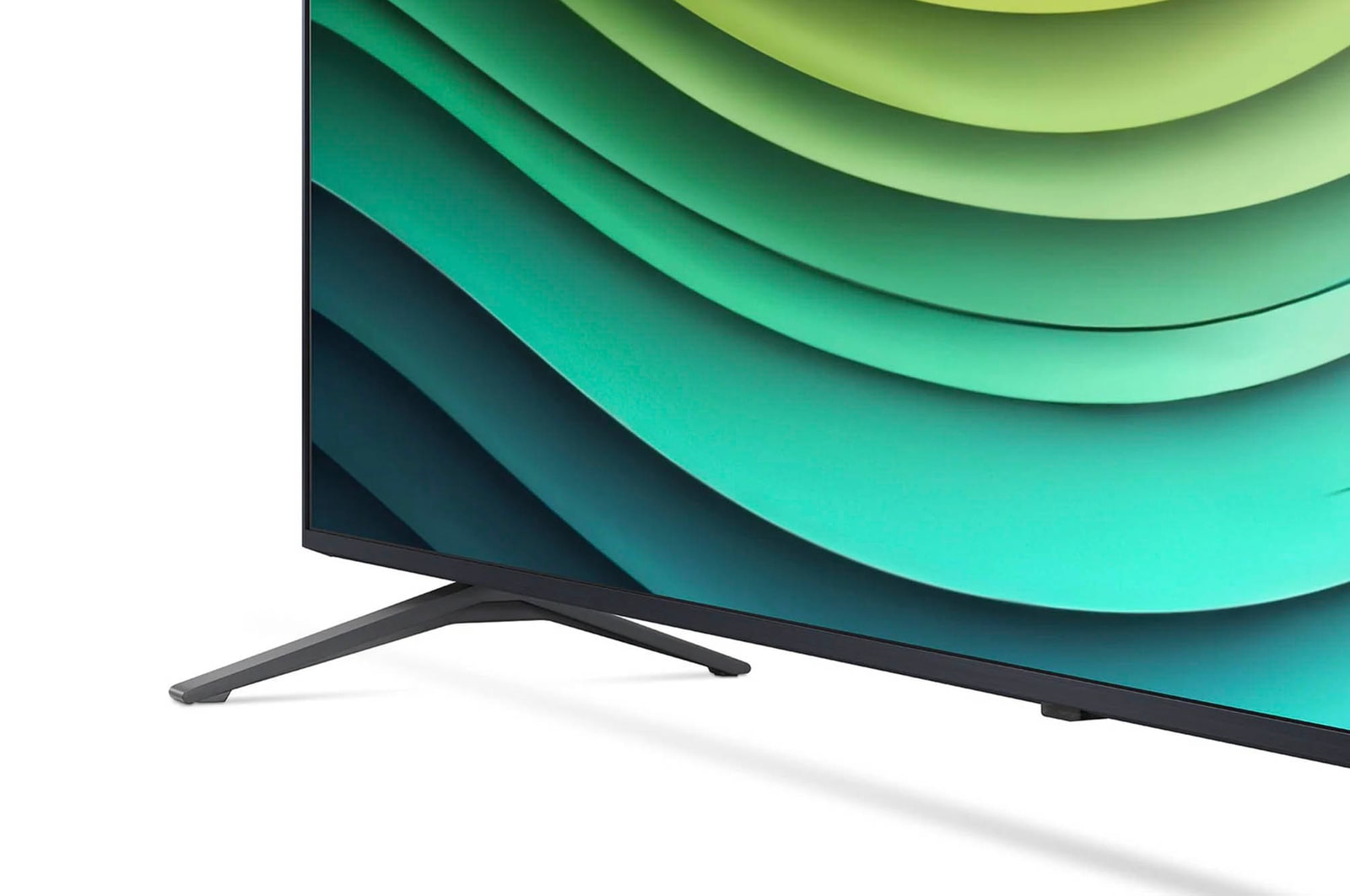 Detailansicht des Standfußes und unteren Rahmens des LG NanoCell AI NANO81 4K Smart TVs mit abstraktem grünem Muster auf dem Bildschirm.