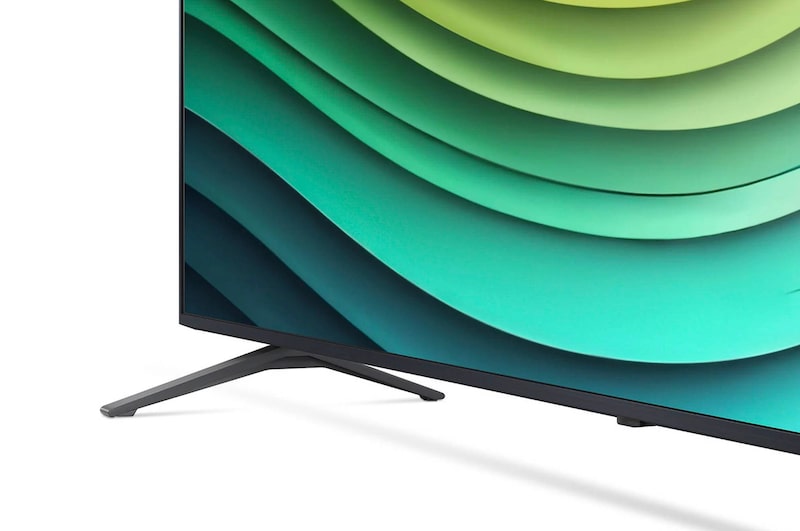 Detailansicht des Standfußes und unteren Rahmens des LG NanoCell AI NANO81 4K Smart TVs mit abstraktem grünem Muster auf dem Bildschirm.