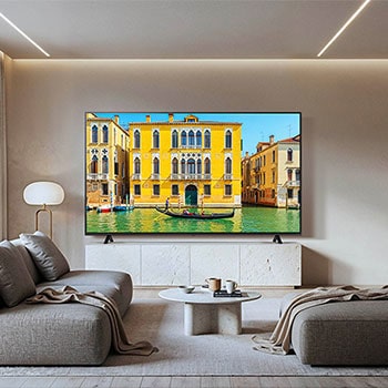 Der LG NanoCell AI NANO81 4K Smart TV, installiert in einem Wohnzimmer, verfügt über True Color Accuracy für präzise Farbwiedergabe und hohen Kontrast.