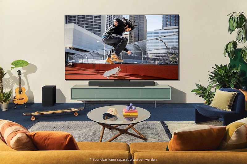 LG OLED evo AI C4 4K Smart TV in einer modernen Wohnzimmer-Lifestyle-Szene, zeigt einen Skateboarder in urbaner Umgebung auf dem Bildschirm