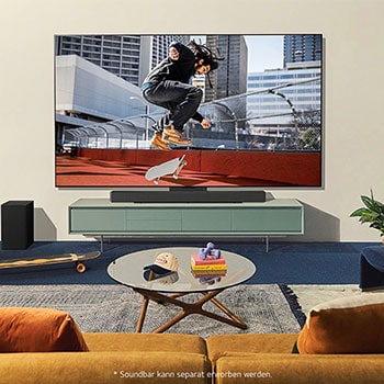 LG OLED evo AI C4 4K Smart TV in einer modernen Wohnzimmer-Lifestyle-Szene, zeigt einen Skateboarder in urbaner Umgebung auf dem Bildschirm