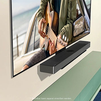 Nahaufnahme des LG OLED evo AI C4 4K Smart TV mit Soundbar in einer stilvollen Wohnzimmer-Lifestyle-Szene, zeigt eine Person, die Gitarre spielt, auf dem Bildschirm