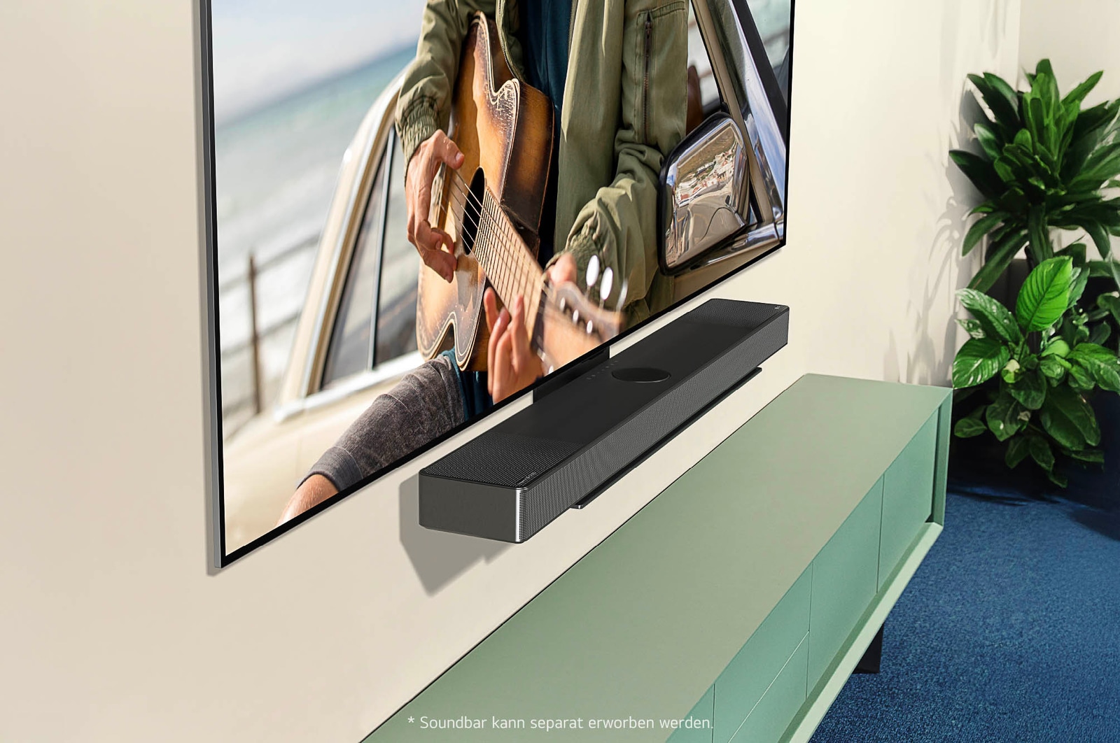 Nahaufnahme des LG OLED evo AI C4 4K Smart TV mit Soundbar in einer stilvollen Wohnzimmer-Lifestyle-Szene, zeigt eine Person, die Gitarre spielt, auf dem Bildschirm