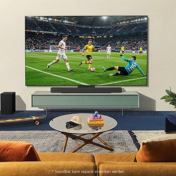LG OLED evo AI C4 4K Smart TV in einer modernen Wohnzimmer-Lifestyle-Szene, zeigt ein spannendes Fußballspiel auf dem Bildschirm mit Soundbar