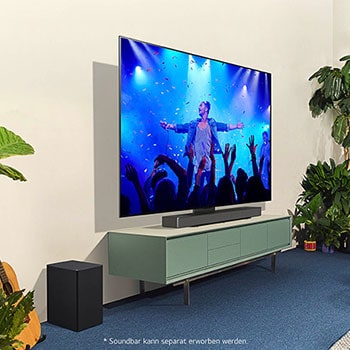 LG OLED evo AI C4 4K Smart TV mit Soundbar in einer stilvollen Wohnzimmer-Lifestyle-Szene, zeigt ein Live-Konzert auf dem Bildschirm