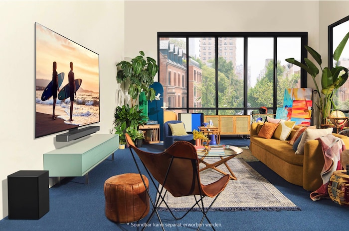Schrägansicht von links auf den LG OLED evo AI C4 4K Smart TV in modernem Wohnzimmer – zeigt Surf-Szene