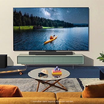 LG OLED evo AI C4 TV in einem gemütlichen Wohnzimmer mit Naturdekor – zeigt Szene mit Kajakfahrer bei Nacht