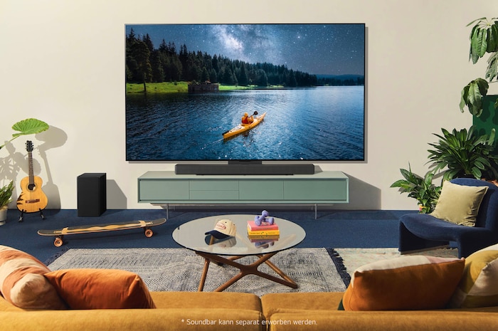 LG OLED evo AI C4 TV in einem gemütlichen Wohnzimmer mit Naturdekor – zeigt Szene mit Kajakfahrer bei Nacht