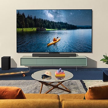 LG OLED evo AI C4 TV in einem gemütlichen Wohnzimmer mit Naturdekor – zeigt Szene mit Kajakfahrer bei Nacht