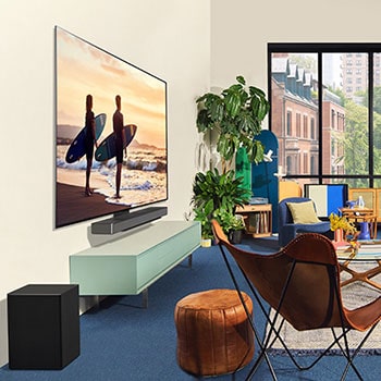 Schrägansicht von links auf den LG OLED evo AI C4 4K Smart TV in modernem Wohnzimmer – zeigt Surf-Szene