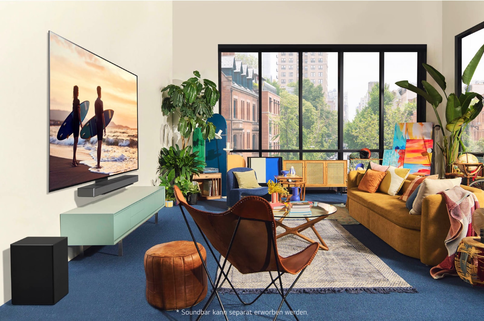 Schrägansicht von links auf den LG OLED evo AI C4 4K Smart TV in modernem Wohnzimmer – zeigt Surf-Szene