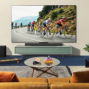 LG OLED evo AI C4 4K Smart TV zeigt ein Radrennen in einer modernen Wohnzimmer-Lifestyle-Szene