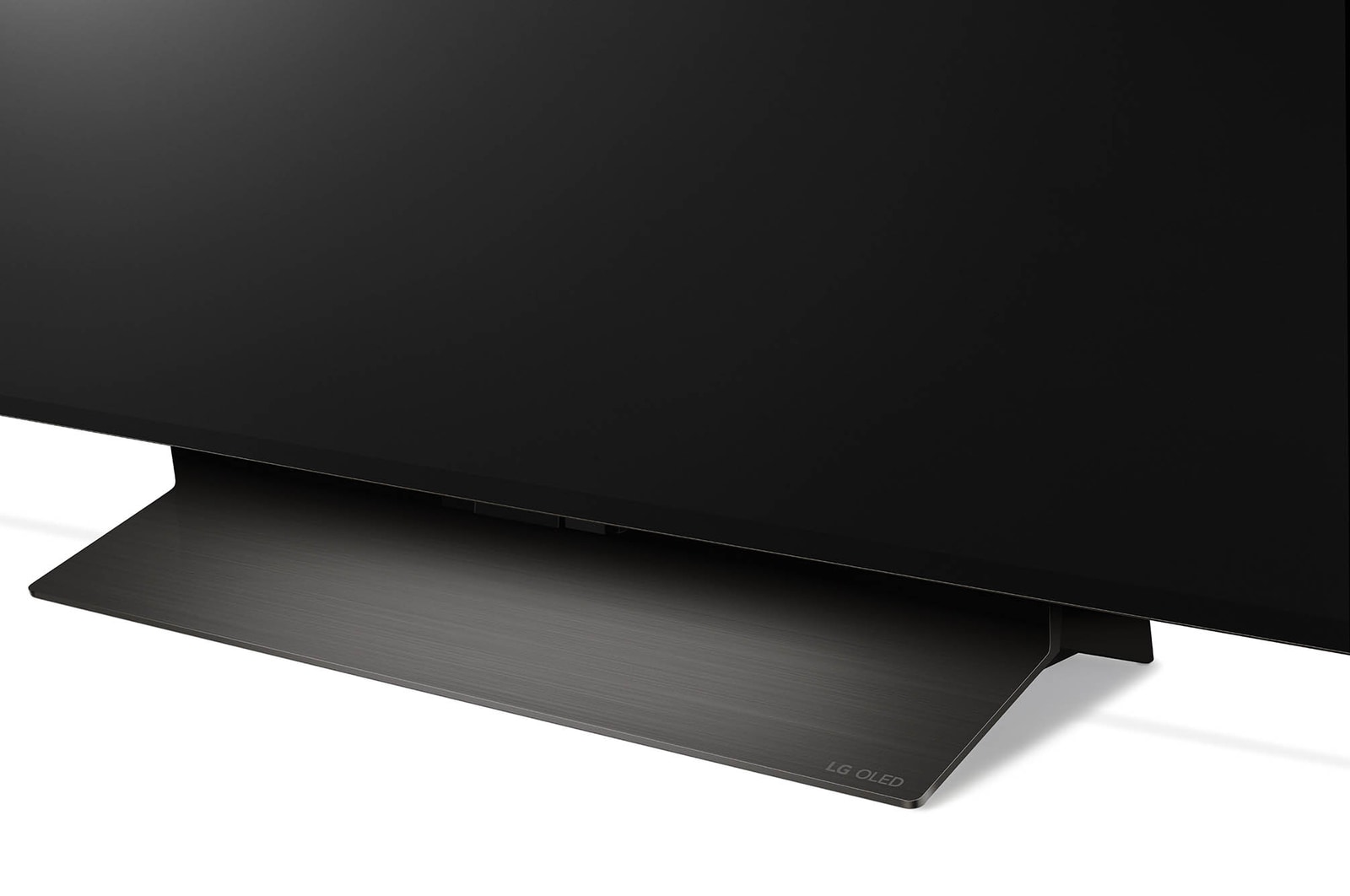 Nahaufnahme des Standfußes des LG OLED evo AI C4 4K Smart TV mit gebürstetem Metallic-Finish.