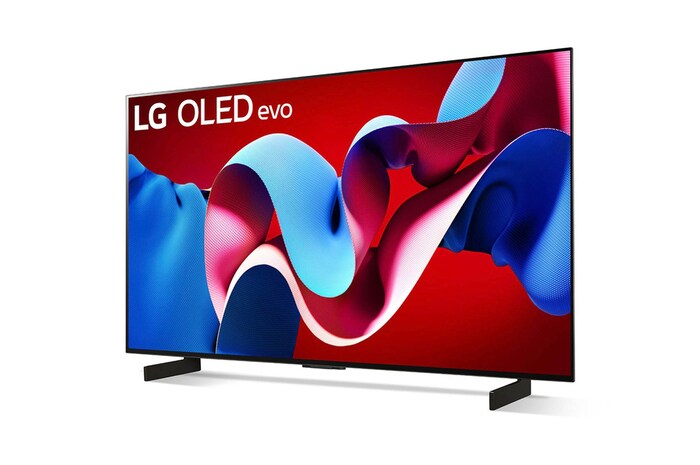 Schrägansicht von vorne links des LG OLED evo AI C4 4K Smart TV mit Dual-Standfüßen.