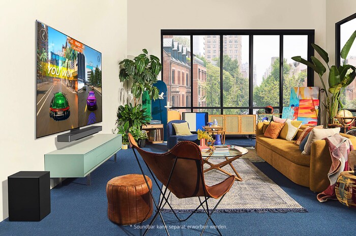 LG OLED evo AI C4 4K Smart TV mit Autorennspiel auf dem Bildschirm in einer stilvollen Wohnzimmer-Lifestyle-Szene mit großen Fenstern