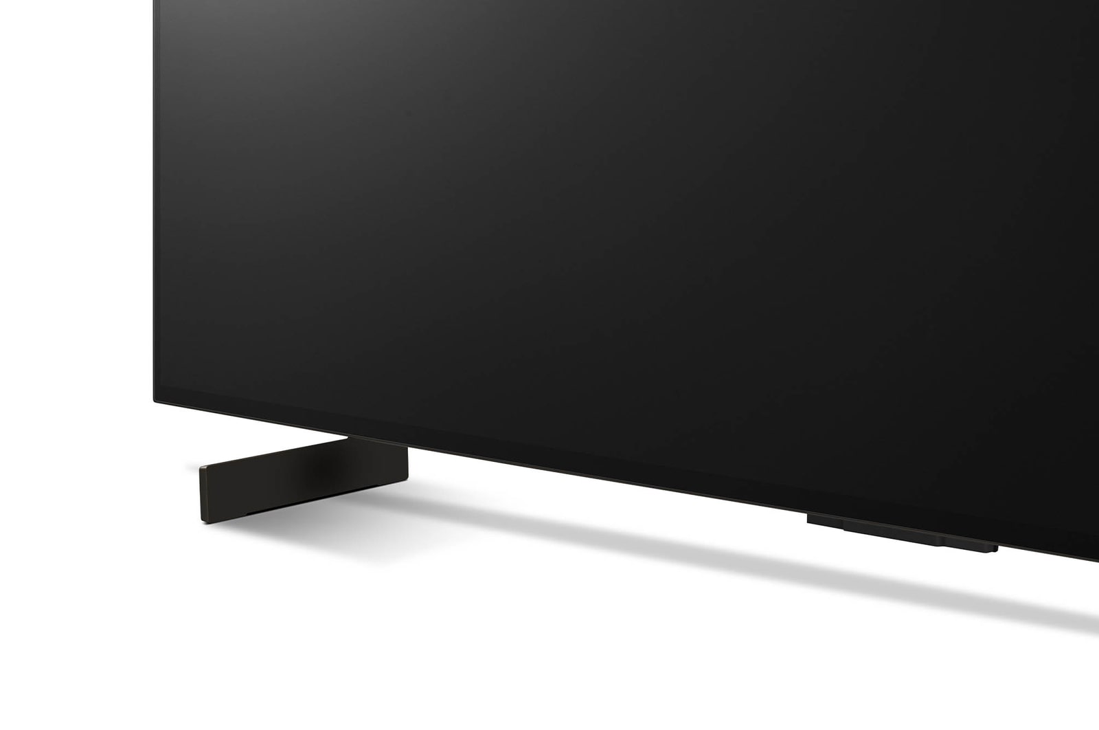 Detailaufnahme des linken Standfußes des LG OLED evo AI C4 4K Smart TV in Schwarz.