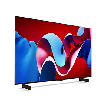 Schrägansicht von vorne rechts des LG OLED evo AI C4 4K Smart TV mit Dual-Standfüßen.