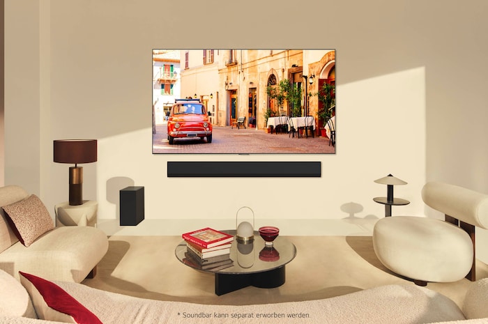 Wandmontierter LG OLED evo AI G4 4K Smart TV in einem stilvollen Wohnzimmer mit Soundbar (separat erhältlich).