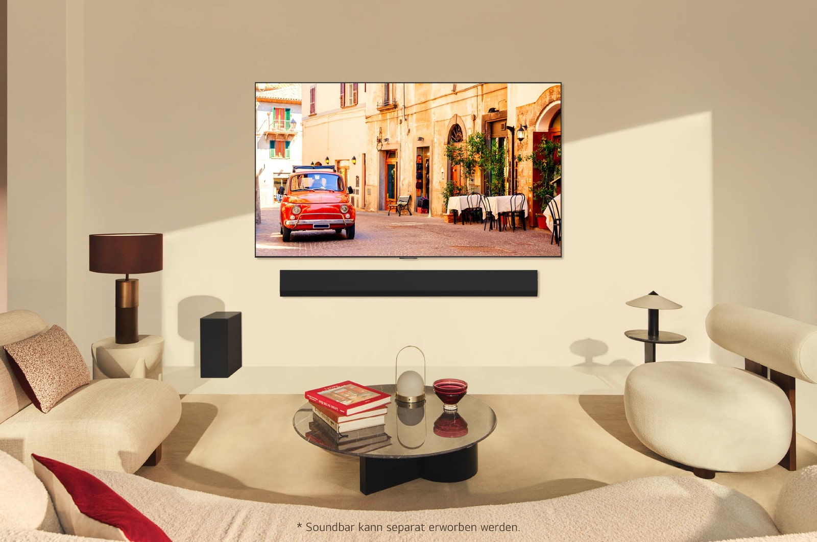 Wandmontierter LG OLED evo AI G4 4K Smart TV in einem stilvollen Wohnzimmer mit Soundbar (separat erhältlich).