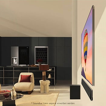 Seitenansicht des wandmontierten LG OLED evo AI G4 4K Smart TV mit Kücheninterieur im Hintergrund.