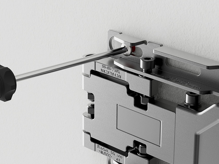 Installationsvideo zur Wandmontage des LG 4K OLED evo TV G2 Fernsehers mit der mitgelieferten Halterung.