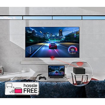 Zero Connect Box auf Beistelltisch, überträgt kabellos ein Rennspiel vom Laptop auf den LG Signature OLED M4 True Wireless TV Fernseher.