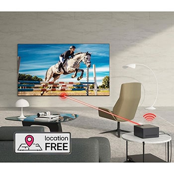 Zero Connect Box auf Beistelltisch, überträgt kabellos Springreitvideo auf den LG Signature OLED M4 True Wireless TV Fernseher im modernen Wohnraum.