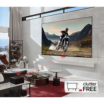 Zero Connect Box im Wohnzimmer, überträgt kabellos ein Motorradvideo auf den an der Wand montierten LG OLED evo AI M4 4K Smart TV Fernseher.
