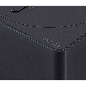 Nahaufnahme der Ecke der Zero Connect Box für den LG OLED evo AI M4 4K Smart TV Fernseher mit LG OLED Logo.