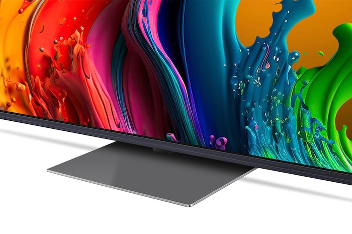 Nahaufnahme des Standfußes und des unteren Rahmens des LG QNED87 AI 4K Smart Fernsehers, die das Design und die Oberfläche des Standfußes zeigt.