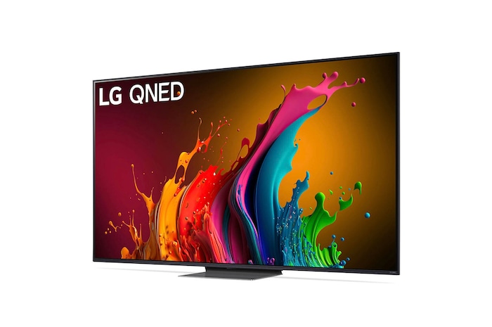 LG QNED87 AI 4K Smart Fernseher aus einer vorderen rechten Perspektive betrachtet, zeigt lebendige Farben auf dem Bildschirm und den Standfuß.