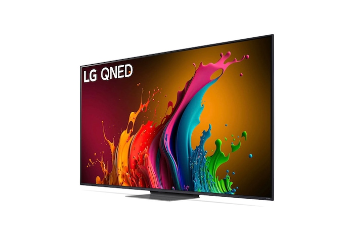 LG QNED87 AI 4K Smart Fernseher aus einer stärker angewinkelten vorderen rechten Perspektive betrachtet, hebt das Seitenprofil und das Standfußdesign hervor.