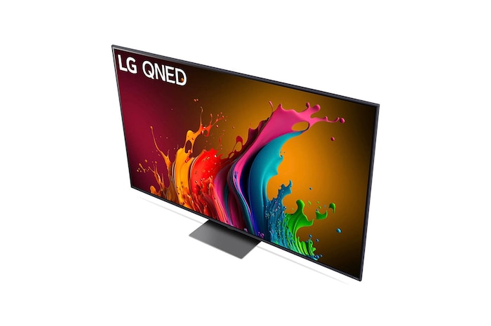 Ansicht des LG QNED87 AI 4K Smart Fernsehers aus hoher Perspektive, von oben auf Bildschirm und Standfuß blickend.