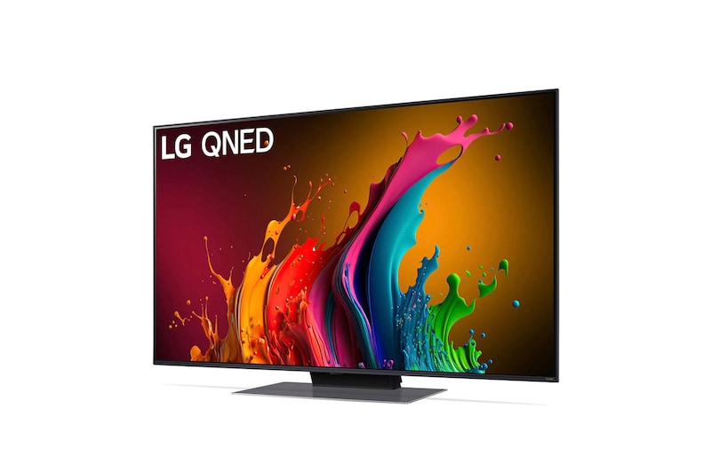 LG QNED87 AI 4K Smart Fernseher aus einer vorderen rechten Perspektive betrachtet, zeigt lebendige Farben auf dem Bildschirm und den Standfuß.