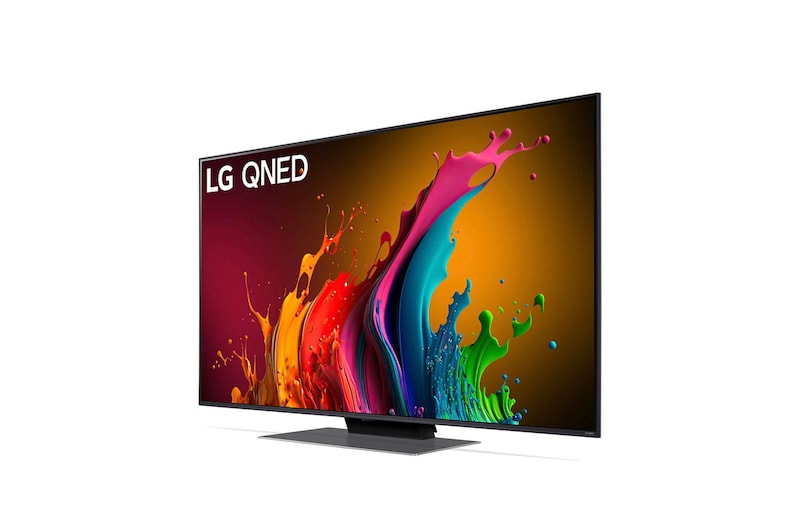 LG QNED87 AI 4K Smart Fernseher aus einer stärker angewinkelten vorderen rechten Perspektive betrachtet, hebt das Seitenprofil und das Standfußdesign hervor.
