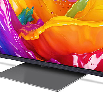 Nahaufnahme des Standfußes und des unteren Rahmens des LG QNED86 AI 4K Smart Fernsehers, die das Design und die Oberfläche des Standfußes zeigt.